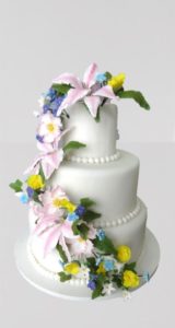 Cascada-de-flores-torta-blanca-